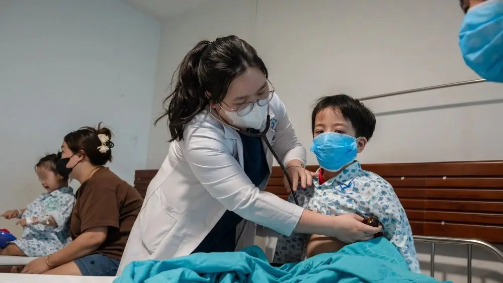 Hà Nội ghi nhận hơn 100 trẻ dương tính cúm A mỗi ngày tại Bệnh viện Nhi Hà Nội. Nhiều ca phải nhập viện vì biến chứng, đặc biệt là viêm phổi.