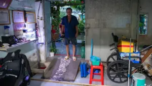 Triều cường TPHCM gây ngập nhà, ông Trương Thành Chung tự đào rãnh dẫn nước đến máy bơm để ứng phó mỗi khi nước dâng cao.
