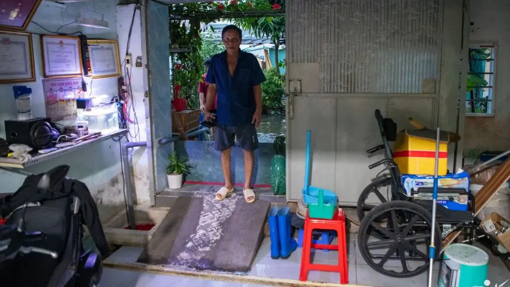 Triều cường TPHCM gây ngập nhà, ông Trương Thành Chung tự đào rãnh dẫn nước đến máy bơm để ứng phó mỗi khi nước dâng cao.