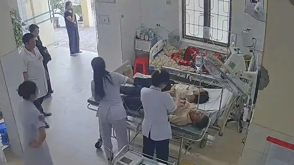 Bác sĩ gỡ 49 con ong mắc trên đầu một phụ nữ ở Nghệ An sau vụ đàn ong tấn công, khiến hai vợ chồng phải nhập viện cấp cứu.