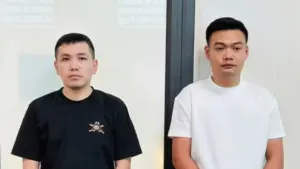 Hai đối tượng Võ Đại Trường Lâm và Lê Trọng Hải Anh bị khởi tố sau khi thu 9,5 triệu đồng của gia đình bệnh nhân.