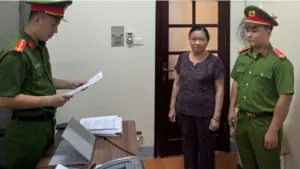 Vũ Thị Hoa bị khởi tố vì sản xuất, buôn bán bim bim giả tại Lạng Sơn. Vụ việc hé lộ thủ đoạn làm giả thực phẩm bán quanh cổng trường học.