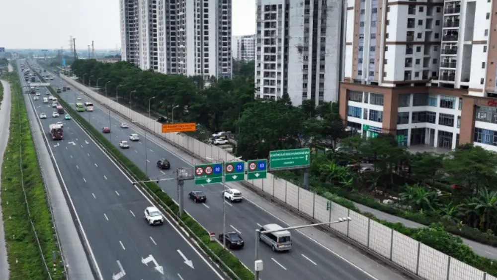 Xe chạy chậm bám làn trái cao tốc sẽ bị CSGT xử lý từ 20/10. Tìm hiểu quy định phân làn và tốc độ lưu thông.