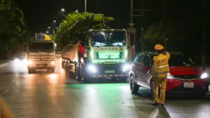 CSGT Hà Nội xử lý xe tải độ đèn LED gây chói mắt người đi đường. Tìm hiểu mức phạt và nguy cơ mất an toàn giao thông.