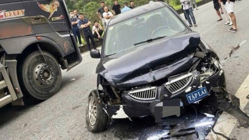 Xe tập lái chuyển làn trên cao tốc Hà Nội - Thái Nguyên, gây tai nạn với xe tải, làm người lái bị thương.